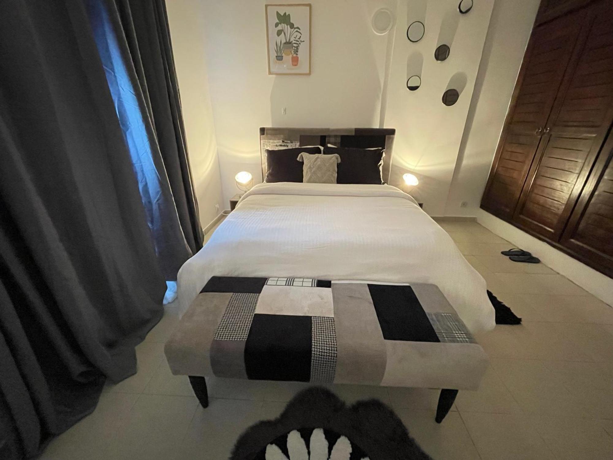 Living 1Bed -Spacious Fully Equipped - Lively Area Apartment Abidjan Luaran gambar